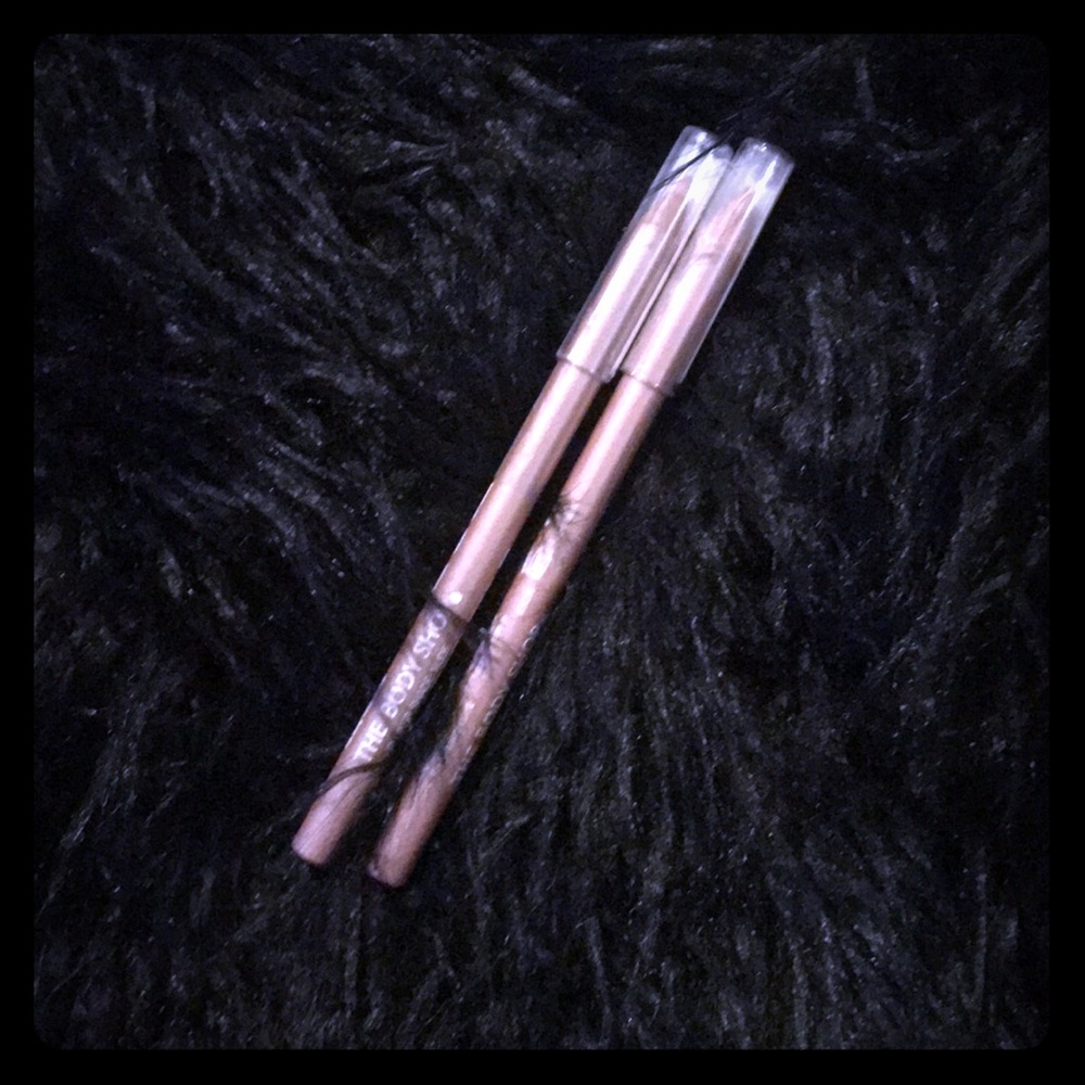 🎁 2 Bodyshop Nude Lip Liners 💫 NWT